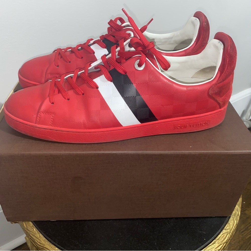 Louis Vuitton men’s sneaker good condition does have a matching belt as well